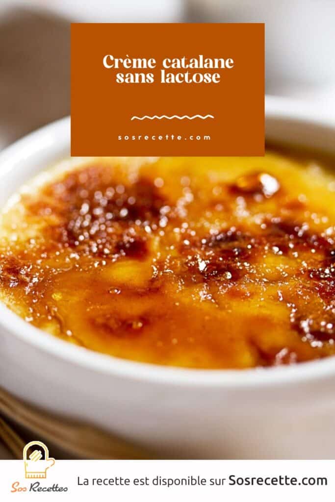 Crème catalane sans lactose dans un ramequin, dessus caramélisé et craquant, parfumée à la cannelle et au citron