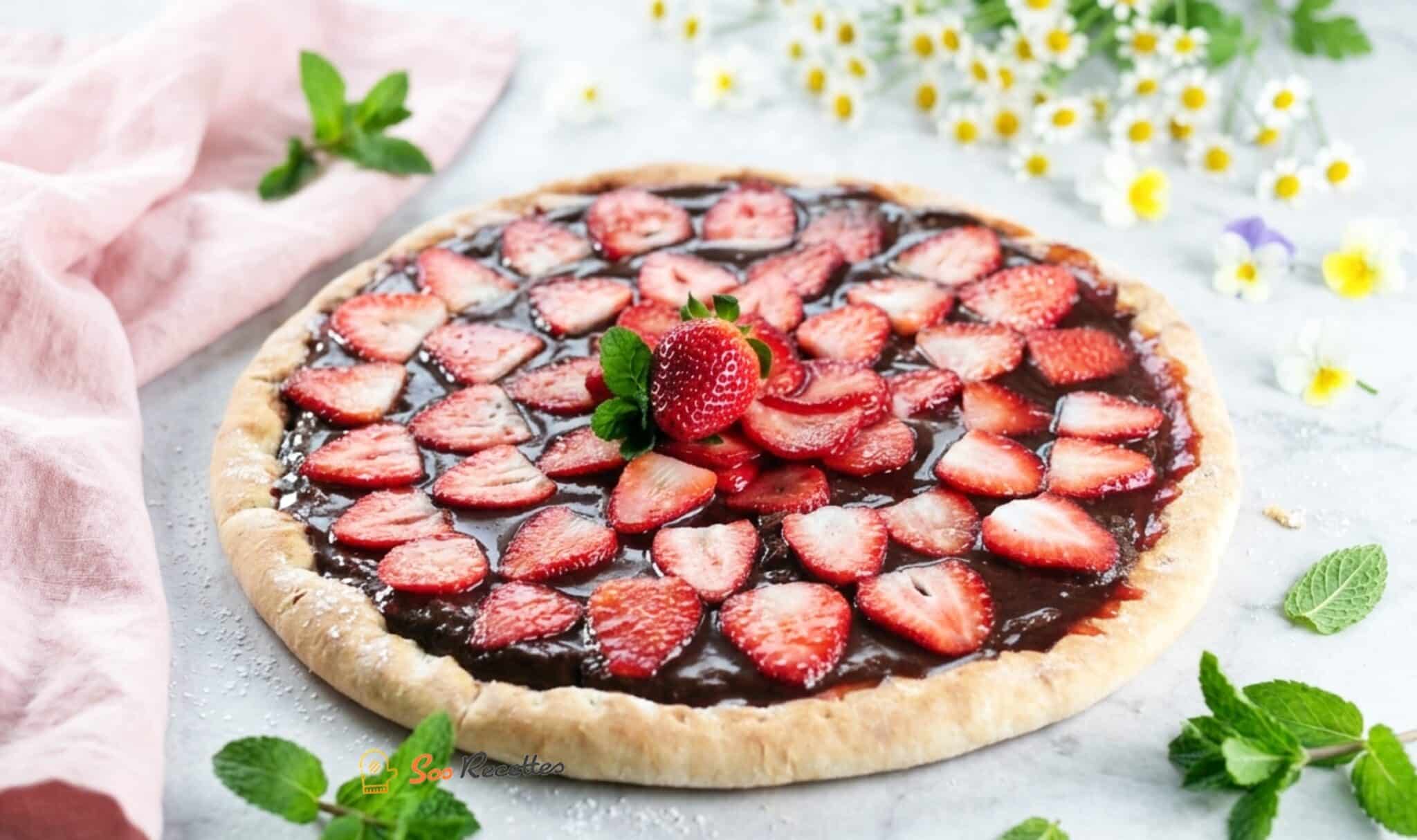 صورة 3: Pizza dessert chocolat fraise – pizza choco-fraise sur planche avec fleurs et menthe