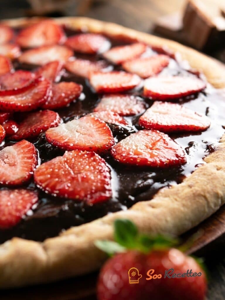 Étaler ganache au chocolat sur pâte feuilletée – étape de préparation pizza choco-fraise