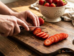 Couper fraises en lamelles pour garniture de pizza choco-fraise maison