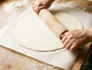 Préchauffer le four à 210°C pour cuire la pizza choco-fraise maison