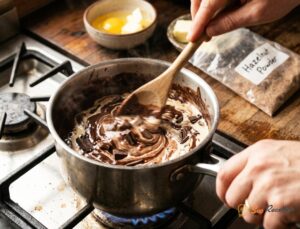 Pizza choco-fraise sortie du four avec fraises caramélisées sur ganache brillante