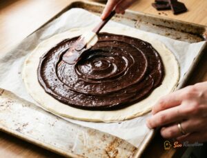 Gros plan sur les fraises fondantes et le chocolat chaud d'une pizza sucrée maison