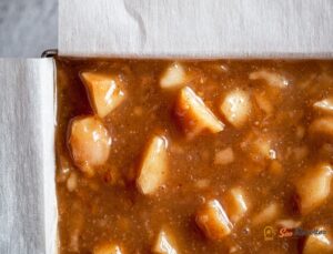 Gros plan sur la couche de caramel macadamia sirop d'érable brillant sur shortbread sablé, vue macro verticale