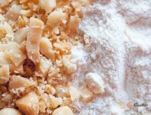 Bouteille de sirop d'érable pur avec noix de macadamia en arrière-plan flou, ingrédients de la recette