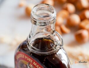 Noix de macadamia hachées finement mélangées à la farine dans un bol pour la pâte shortbread