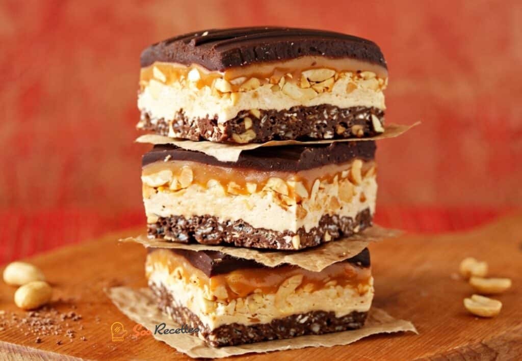 Carré dessert chocolat caramel posé sur papier cuisson avec texture croustillante et fondante