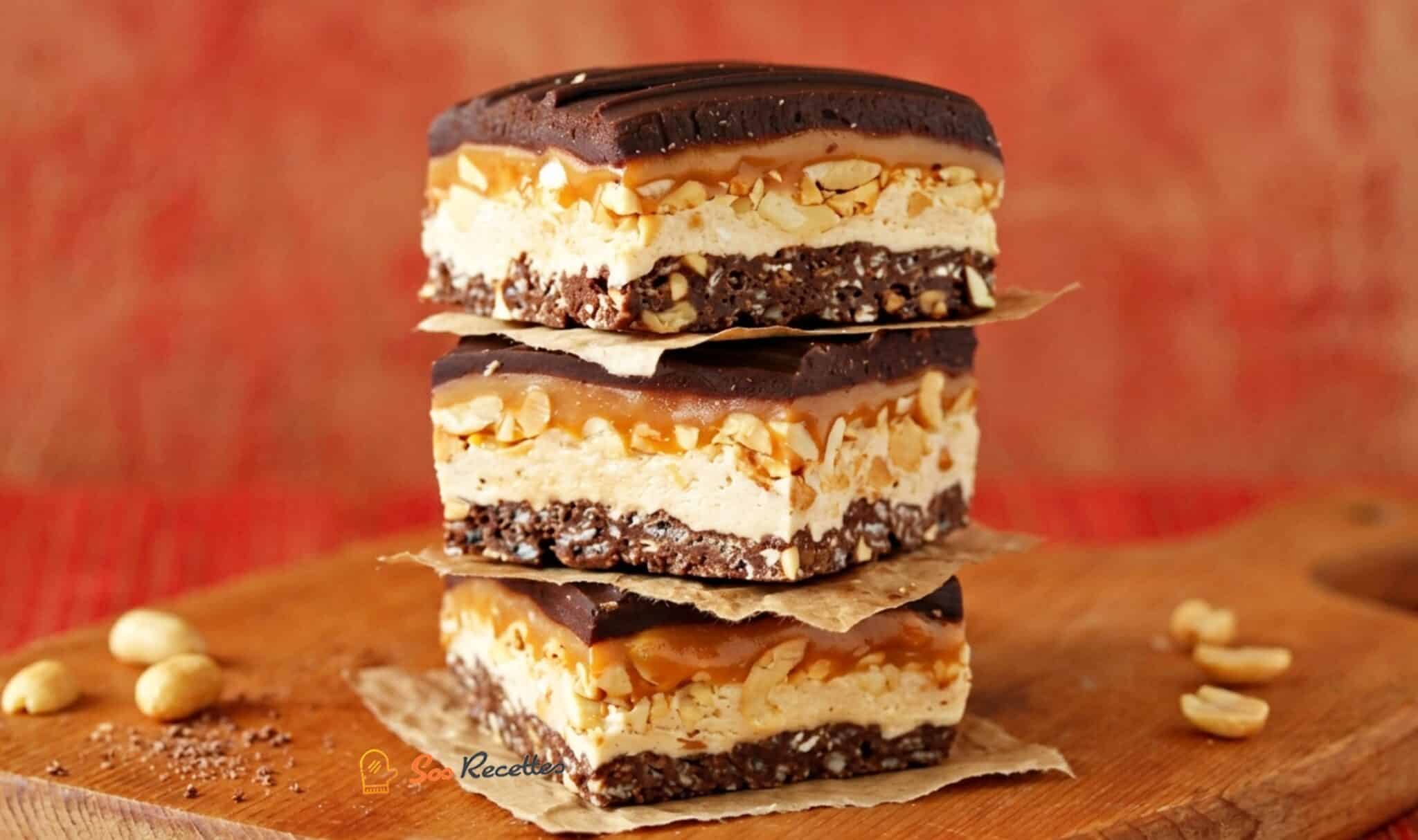 Carré dessert chocolat caramel posé sur papier cuisson avec texture croustillante et fondante