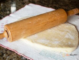 Pétrir la farine dans le robot pâtissier pour préparer la pâte à roulé