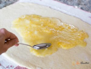 Roulés d'orange glacés dans un moule à muffins anciens avec du thé