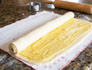 Brioche roulée à l'orange close-up – texture moelleuse et sirop brillant