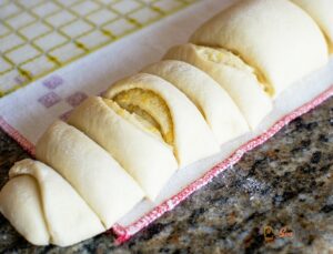 Roulés d'orange servis dans le moule avec un verre de thé chaud