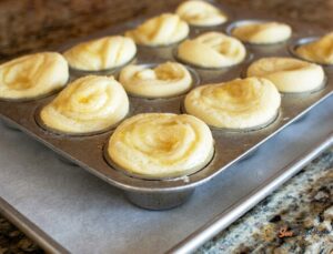 Roulé d'orange brillant nappé de sirop, servi sur plaque