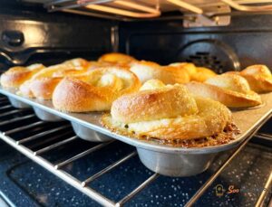 Roulés d'orange dans un panier avec pot de confiture et zestes frais