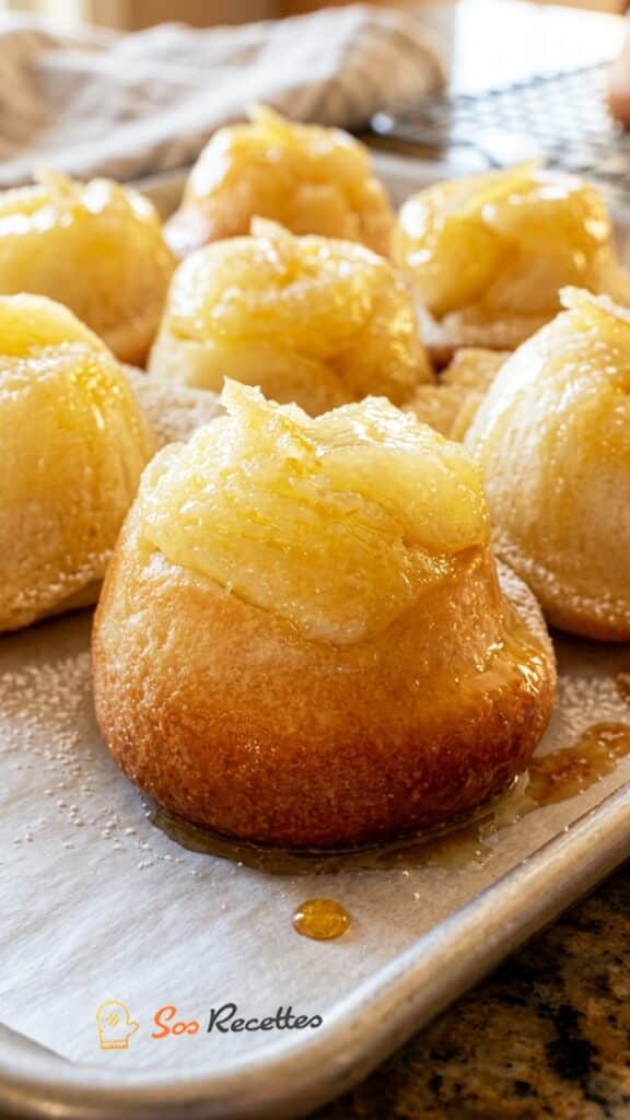 Roulés d'orange levés dans le moule avant cuisson