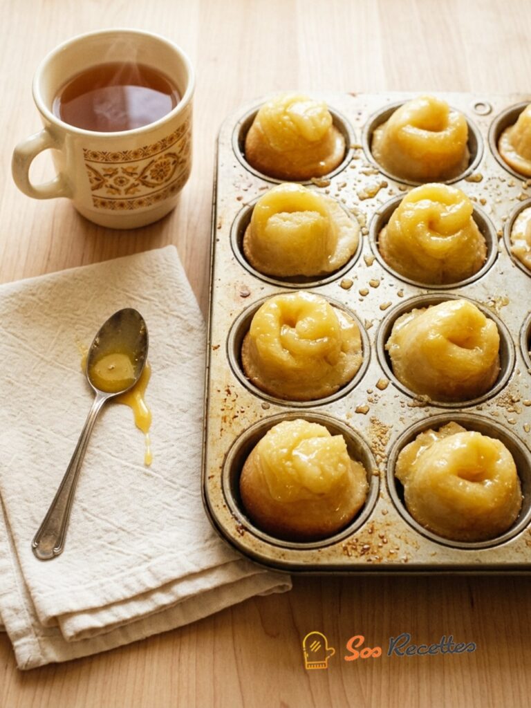 Étaler la garniture orange sur la pâte à la cuillère