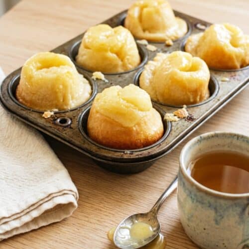 Roulé brioché à l'orange découpé en tranches prêt à placer dans le moule