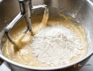 Abaisser la pâte à brioche au rouleau à pâtisserie