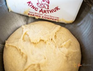 Mélange de beurre fondu, sucre et zeste d'orange pour la garniture